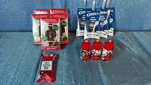 lot 2132 image: Holiday Hot Chocolate Gift Set Bundle