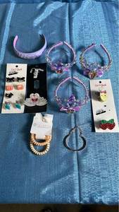 lot 3017 image: Mixed Hair Accessories and Jewelry Lot