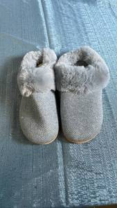 lot 3030 image: Isotoner Blue Willow Faux Fur Slippers Size XL 9.5-10