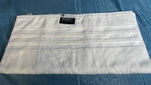 lot 3045 image: Hotel Premier Collection Oversized Bath Towel 30x58 inches