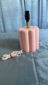 lot 3082 image: Pink Cloud Shaped Table Lamp with Cord
