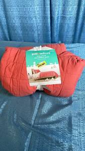 lot 3089 image: Pillowfort Twin Box Stitch Microfiber Quilt - CoralRed