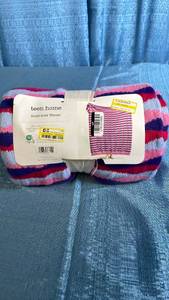 lot 3095 image: Teen Home Shell Knit Throw Blanket