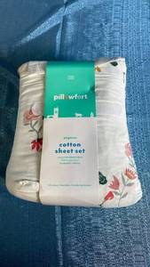 lot 3108 image: Pillowfort Pegasus Cotton Sheet Set Full Size Floral