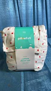 lot 3110 image: Pillowfort Hearts Cotton Sheet Set Twin Size