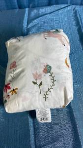 lot 3111 image: Twin Sheet Set with Floral and Mushroom Pattern