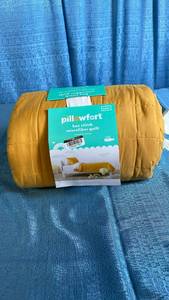 lot 3112 image: Pillowfort Box Stitch Microfiber Quilt Twin Size Yellow