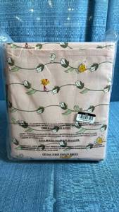 lot 8008 image: Target Pillowfort Twin Sheet Set Tulip Waves Pattern