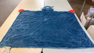 lot 8036 image: Marvel Captain America Hooded Throw Blanket with Wings