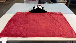lot 8057 image: Disney Minnie Mouse Hooded Blanket