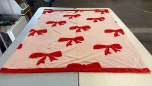 lot 8071 image: Pillowfort Red Bow Pattern Throw Blanket