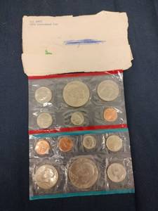 lot 59501 image: 1974 U.S. Mint Uncirculated Coin Set featuring Philadelphia and Denver issues in their original government packaging - 13 Coins