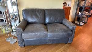 lot 101 image: FlexSteel leather loveseat 32x62x40 seat 20 great condition