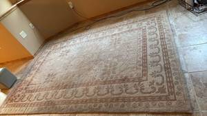 lot 250 image: Brentwood Collection tufted wool rug 6ft x 9ft located in basement has walkout