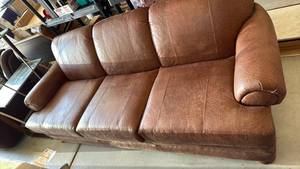 lot 304 image: Norwalk Furniture Aniline leather sofa 29x84x36 seat 18 inches, great condition located in garage