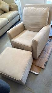lot 317 image: Swivel rocker chair 36x31x31 seat 19 inches with rocker foot stool 16x24x21 great condition located in garage