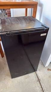 lot 325 image: Igloo mini fridge with freezer 33x18.5x17.5 very clean excellent working condition located in garage