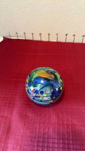 lot 1000 image: Karg paperweight signed