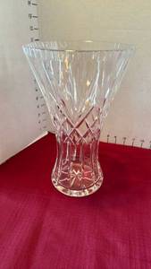 lot 1008 image: Lead crystal vase 11.5 inches tall