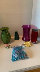 lot 1036 image: Vases and glass stones