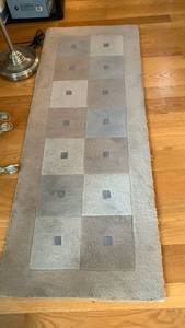 lot 1045 image: Area rug 59x23