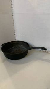 lot 1101 image: Wagners 1891 Original Cast Iron Chicken Fryer Skillet
