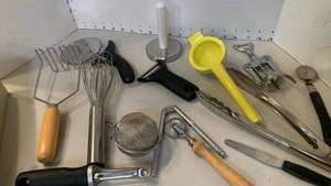 lot 1116 image: Kitchen utensils