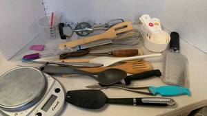 lot 1117 image: Kitchen utensils and food scale