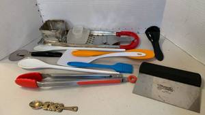 lot 1118 image: Kitchen utensils