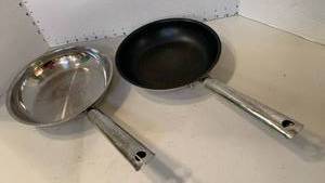 lot 1128 image: Cuisinart cookware