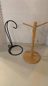 lot 1136 image: Bamboo Mug Tree and Black Metal banana stand