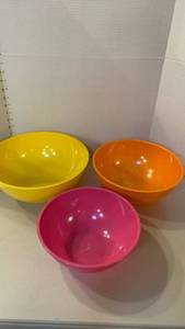 lot 1137 image: Colorful Plastic Nesting Bowl Set - 3 Piece