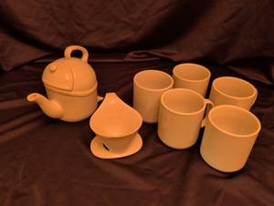 lot 1220 image: Ceramic Neiman Marcus Tea pot with Williams Sonoma Mugs (mugs match lot 1200)