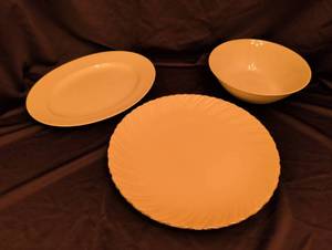 lot 1221 image: Lenox Weatherly Serving tray and Serving Plates