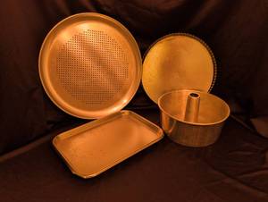 lot 1229 image: Aluminum Bakeware Items with Angel Food Cake Pan and Round Pans