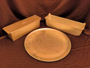 lot 1230 image: Aluminum pizza pan, Pullman loaf pan, and misc.