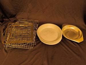 lot 1246 image: Cooling Racks and Baking Dishes