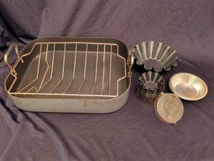 lot 1249 image: Roasting Pan with Rack and Baking Molds Set