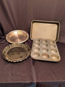 lot 1250 image: Metal Baking Pan Set with Muffin Tin and Round Pans