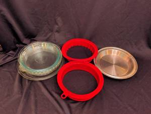 lot 1252 image: 5 Pyrex Glass Pie Plates and Red Silicone Shields