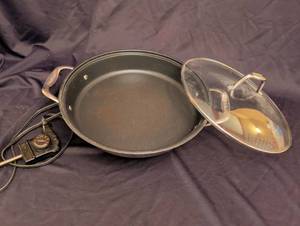 lot 1253 image: Villaware Electric Skillet Set with Temperature Control