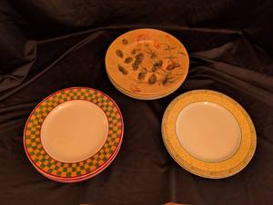 lot 1264 image: Modern dinner plates assortment 11in