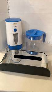 lot 1303 image: Iced tea maker and bag organizer