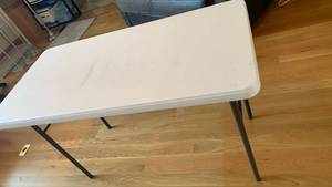 lot 1435 image: Lifetime 4 ft table