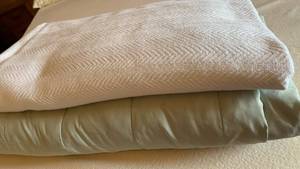 lot 1503 image: Blankets