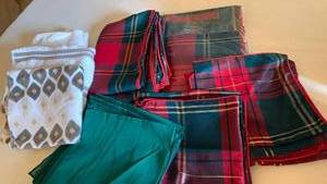 lot 1507 image: Tablecloths, napkins and dish towels