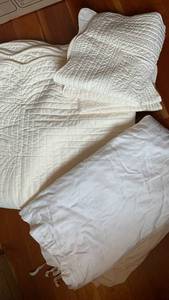 lot 1514 image: King bedspread with shams and duvet