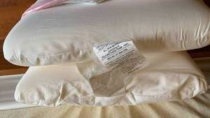 lot 1518 image: Foam bed pillows