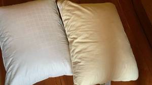 lot 1521 image: Bed pillows