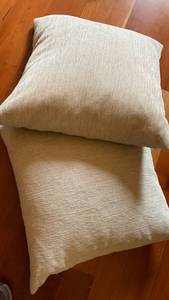 lot 1530 image: Throw pillows